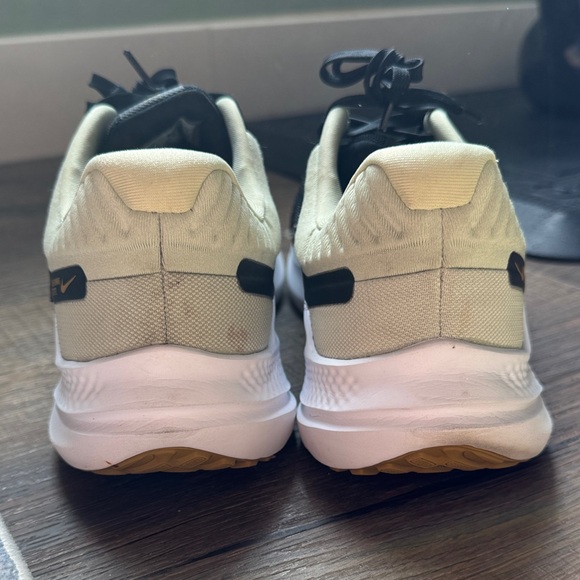 Nike Quest 5 Men's Black and Gold Athletic Shoes - Picture 4 of 7